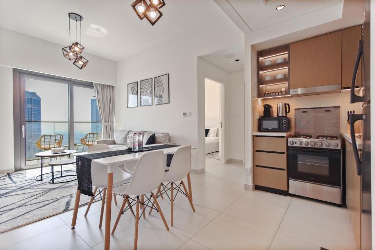 Sea & City Views - Burj Crown - 5 Min Walk to Mall - B&B Dubai
