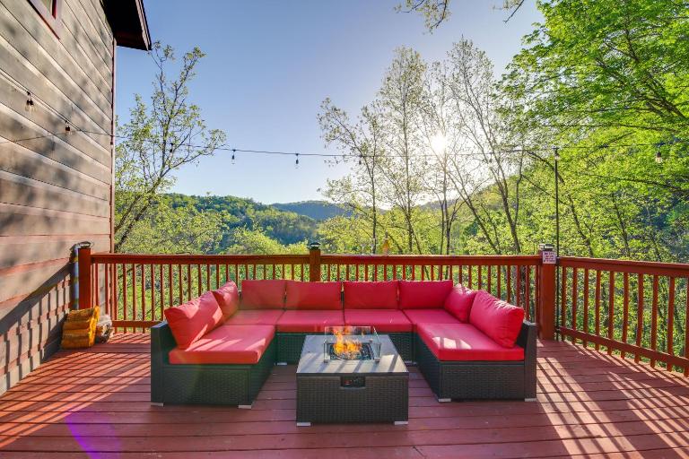 Saltwater Pool & Mtn-View Deck: Pigeon Forge Cabin - B&B Sevierville