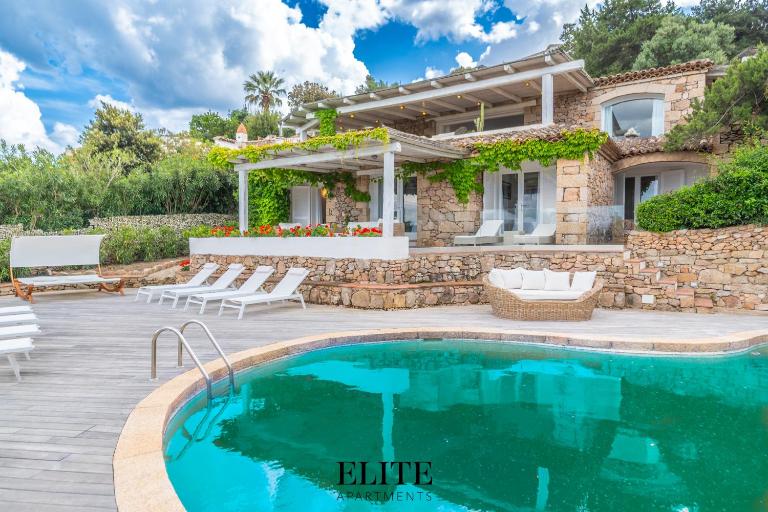Prestigiosa Villa di Lusso con Vista Mozzafiato - Bed and Breakfast Porto Cervo