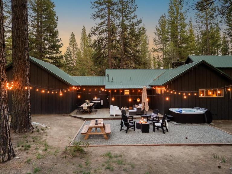 Family Cabin With Hot Tub, Games, & Forest Views - B&B Clio