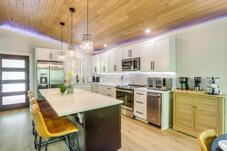 Lake Lanier Living! Spacious Home w/ Deck & Sauna - B&B Gainesville