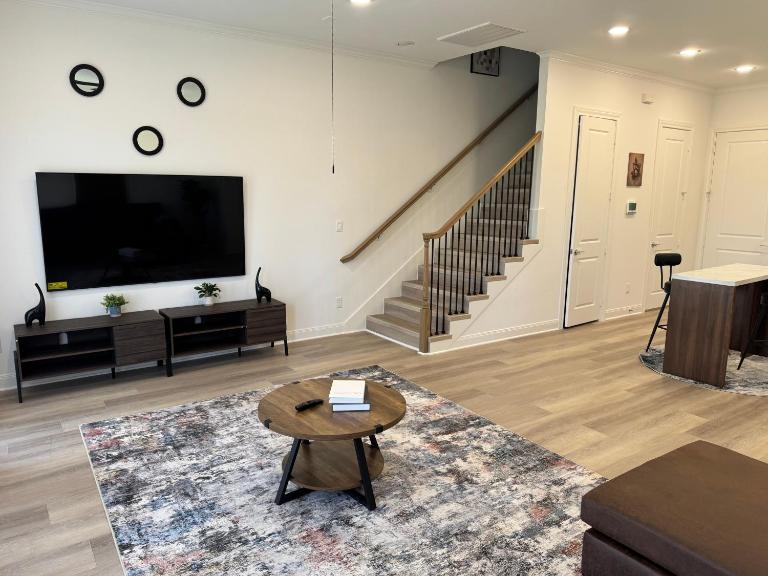 Modern 2 Bedroom All-En-Suite Near Downtown with EV Socket - B&B Houston