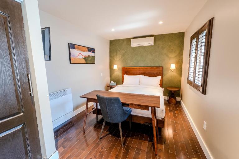 Self Check-In Boutique Hotel - Quartier latin - Room 203 - B&B Montreal