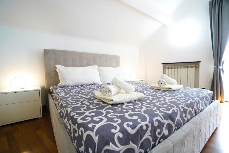 Airport & Sea, Large Music-Themed Apartment - Ferienwohnung Genua