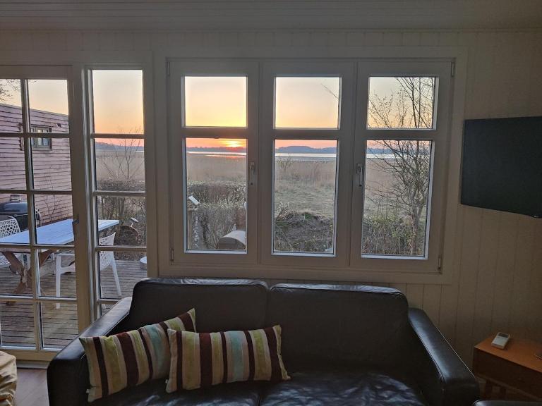 One-of-a-kind waterfront wooden house - Chambres d'hôtes Hejls