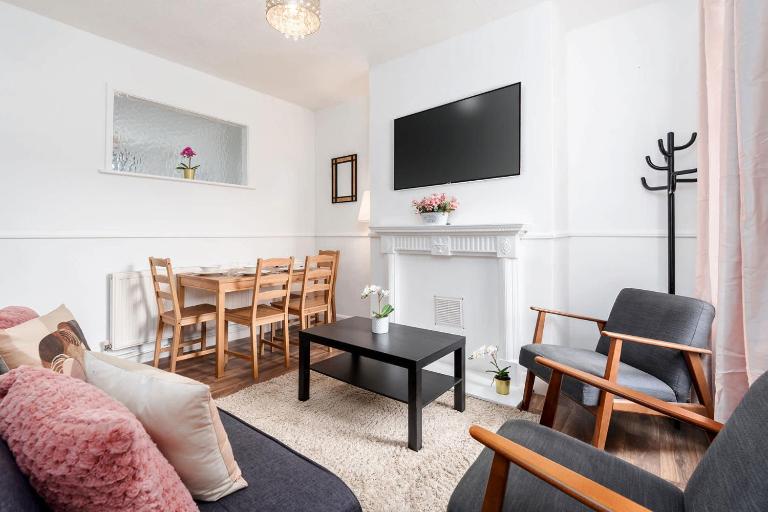 Convenient 4 Bedroom Home in Central Grimsby - B&B Grimsby