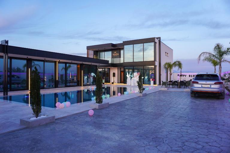 Mega Luxury Villa - Bed and Breakfast Rrushkull