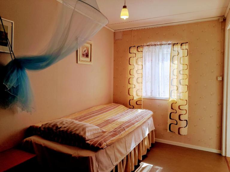 Single bedroom, outside toilet, shower, kitchen. 120 m from Sandbach - B&B Bräcke