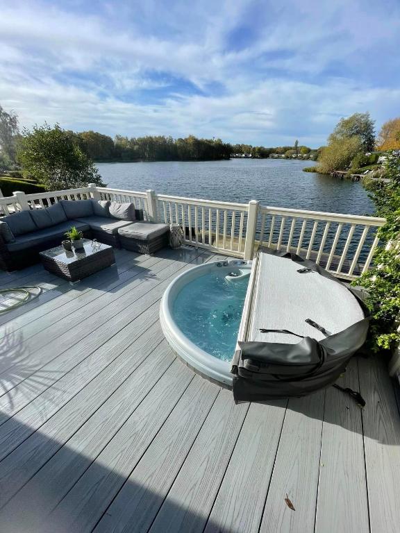 Beaumont on fishing lake with Hot Tub - B&B Tattershall