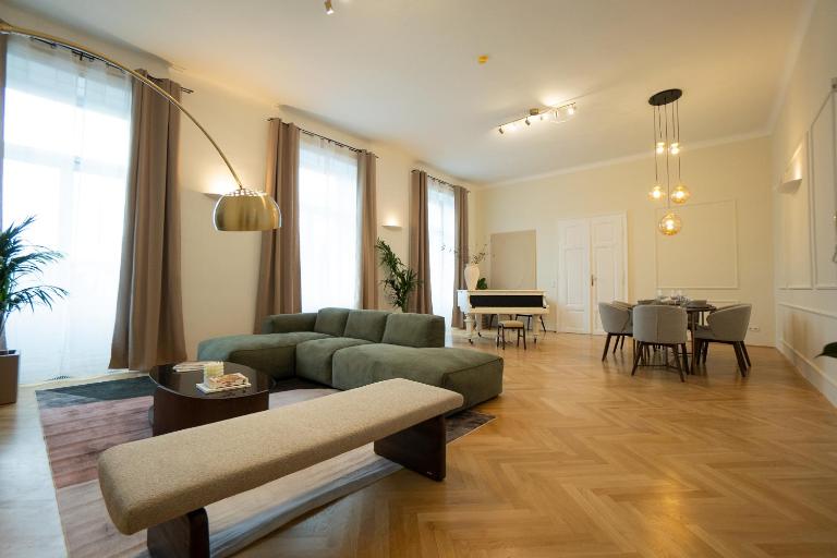 Chic 180m 3BR Apt near Parliament, Self Check-in - Bed and Breakfast Wenen