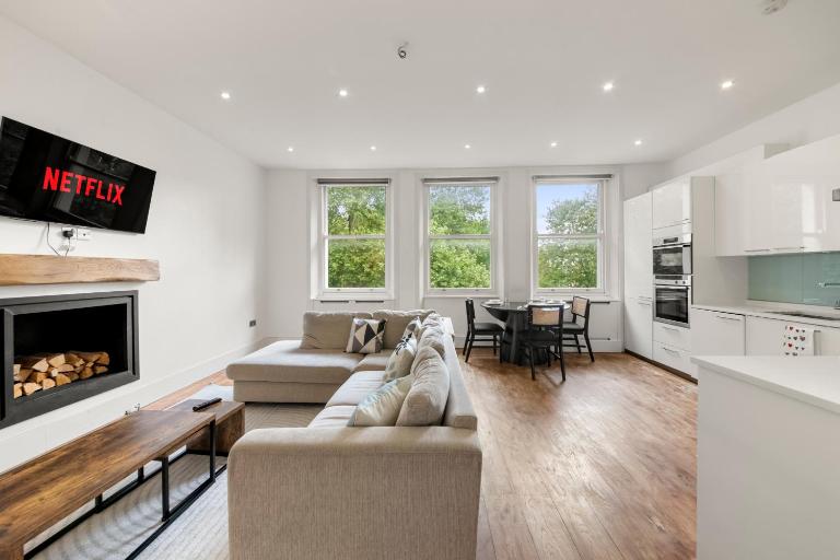 Prime 2 Bedroom Apt, Kensington Garden Square View - B&B London