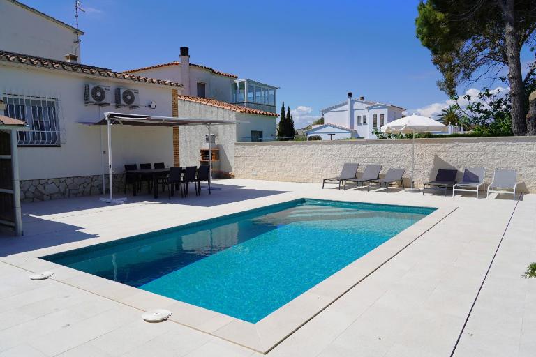 Comfortable house with a pool very close to the beach, Amfora Cugat Sant Pere Pescador - Ferienwohnung Sant Pere Pescador