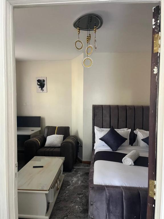 Sahel Executive Studio apartment with separate kitchen and bathroom in another section from the main room for cheap accommodation in Elgon View near Eldoret sports club,Rapha Hospital, Naivas supermarket, rupha mall, and Eldoret International Airport - Chambres d'hôtes Eldoret