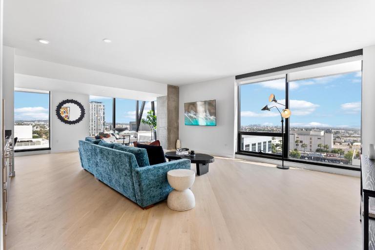 Rooftop Pool Modern 2BR, 2BA - Panoramic Hollywood views - B&B Los Angeles