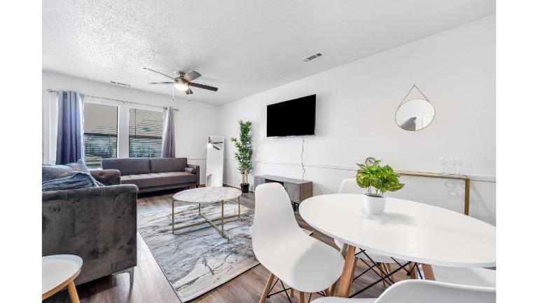 Cozy 2BD Near Walmart HQ with Long Stay Savings - B&B Bentonville