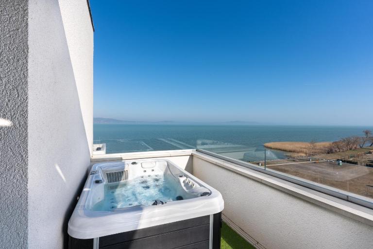Sunset LakeView with Jacuzzi - B&B Fonyód