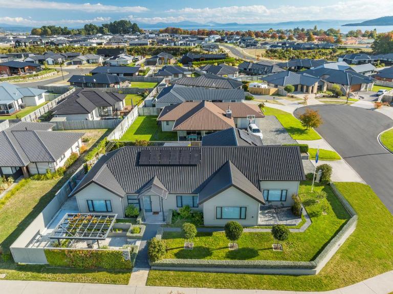 Stay Taupo - Premium Home with Hot Tub - B&B Taupo