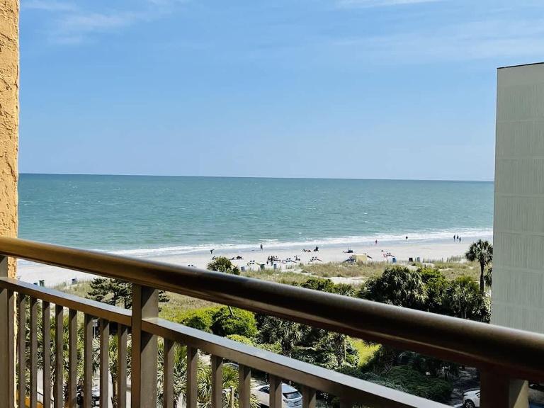 *FANTASTIC SUNSETS AWAIT* *Queen Beds *Great Pools, Hot Tubs+++*NM61 - Bed and Breakfast Myrtle Beach