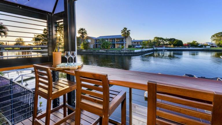 Sundown On The Water's Edge - Ferienwohnung Pengarry