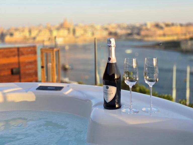 Unique Seafront Triplex Penthouse with Panoramic Bedroom & Rooftop Jacuzzi overlooking Valletta - Chambres d'hôtes Sliema