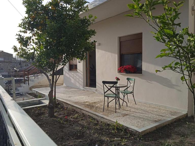 The House with the Terrace &The Garden - B&B Kalamoti