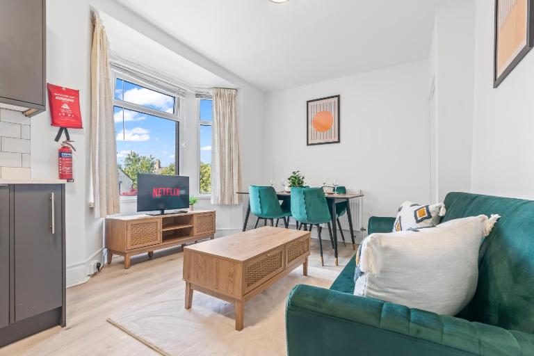 Cedar View - 2 Bed Apartment - B&B Newport