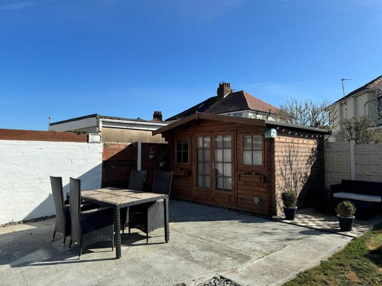 Beachside Home-Pizza Oven & Bar Close To Beach and Town - Ferienwohnung Cleveleys