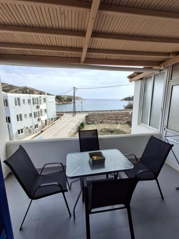 Με θέα τον όρμο της Βάρης - Bed and Breakfast Vári