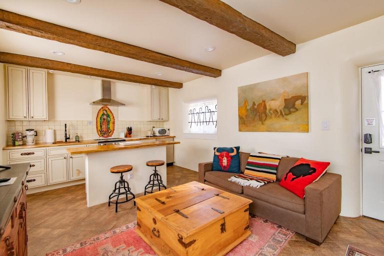 Historic Adobe Casita Downtown Specious 620 Sq Ft, King Bed and Patio - B&B Santa Fe