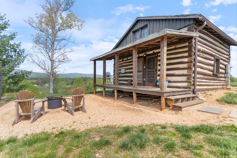 Rustic Bailey's Retreat Cabin Near Wineries! - B&B Crozet