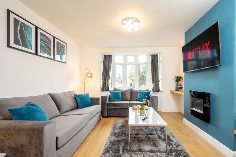 Luxury 4 Bedroom House With Parking - Chambres d'hôtes Solihull