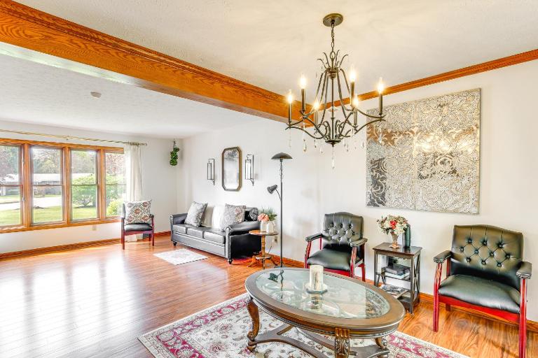 Bike, Fish, Golf & More: Stately Tudor in Mogadore - Bed and Breakfast Uniontown
