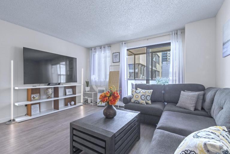 Cozy & Spacious 2BR at Stampede w Parking and AC - B&B Calgary