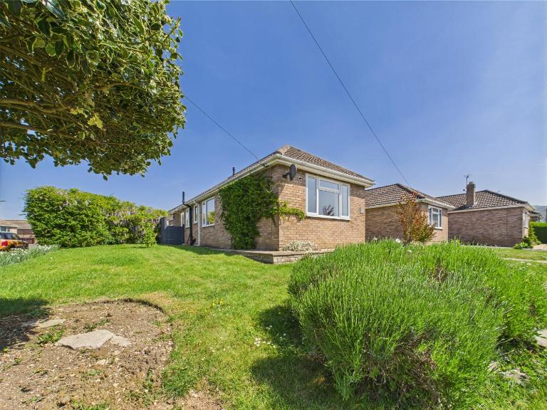Delabere Road Bishops Cleeve Free Parking WiFi - B&B Bishop's Cleeve