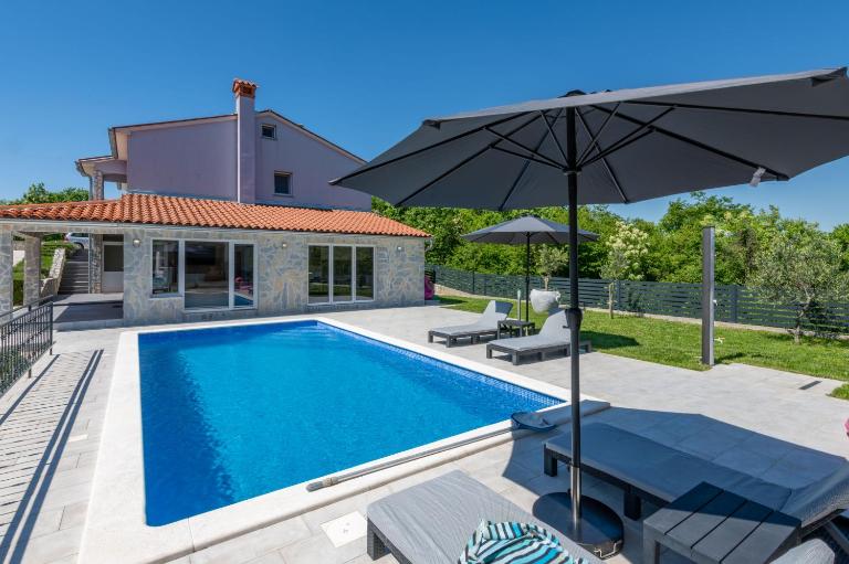 Villa Kalac, a charming holiday pool oasis near the sea - B&B Raša