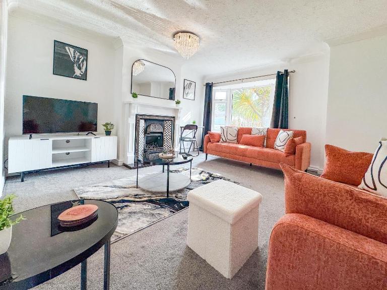 Raygill LT 4 Bedroom House By Furnished Accommodation - Private Parking - Perfect For Families & Contractors - B&B Leeds
