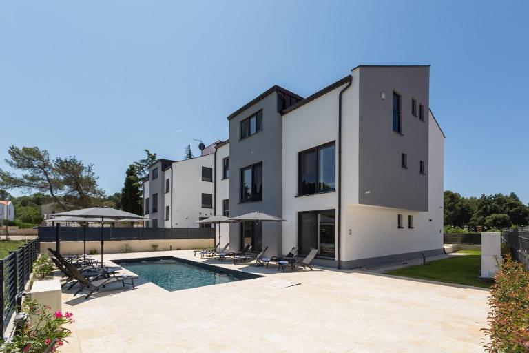 Luxury Apartment Matic II with shared Pool and Seaview - B&B Funtana