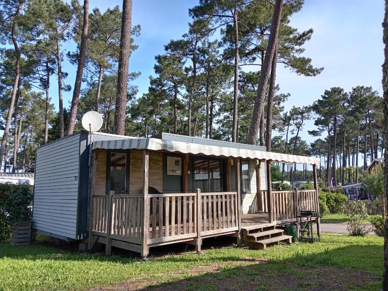 MH 462 Les dunes de Contis 2 chambres et 2 salles de bains dans camping 4 étoiles - B&B Saint-Julien-en-Born