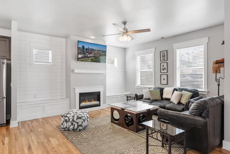 Lucky Bachelor 5 Min to Broadway With Hot Tub - B&B Nashville