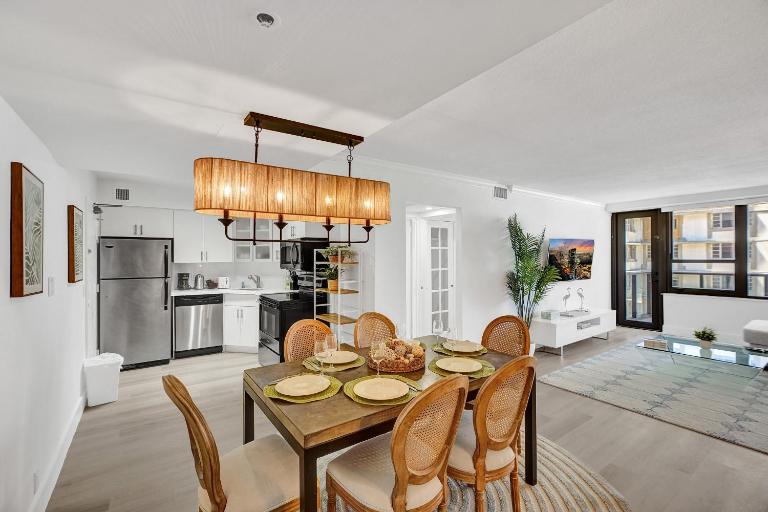 Beachside Condo with Resort Amenities, Including Pools, Gym, and Bathtub 708 - Bed and Breakfast Miami Beach
