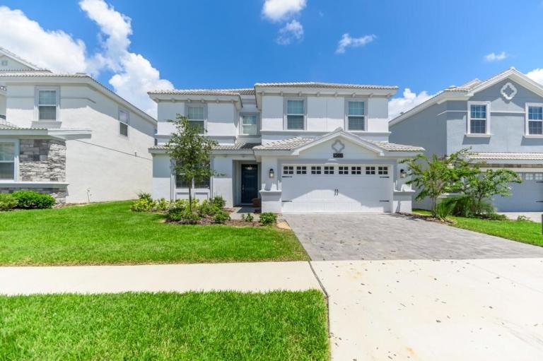 6 Bedroom ChampionsGate Retreat with Pool - B&B Davenport