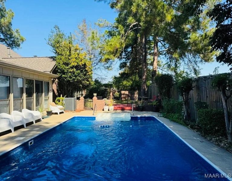Grandmama's House with Pool - B&B Montgomery