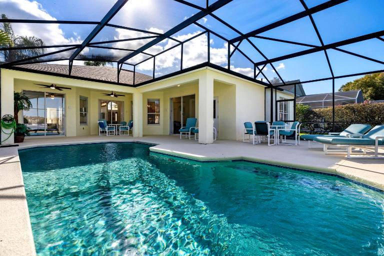 Lake-View Pool Home w Game Room Close to Disney Parks - Chambres d'hôtes Davenport