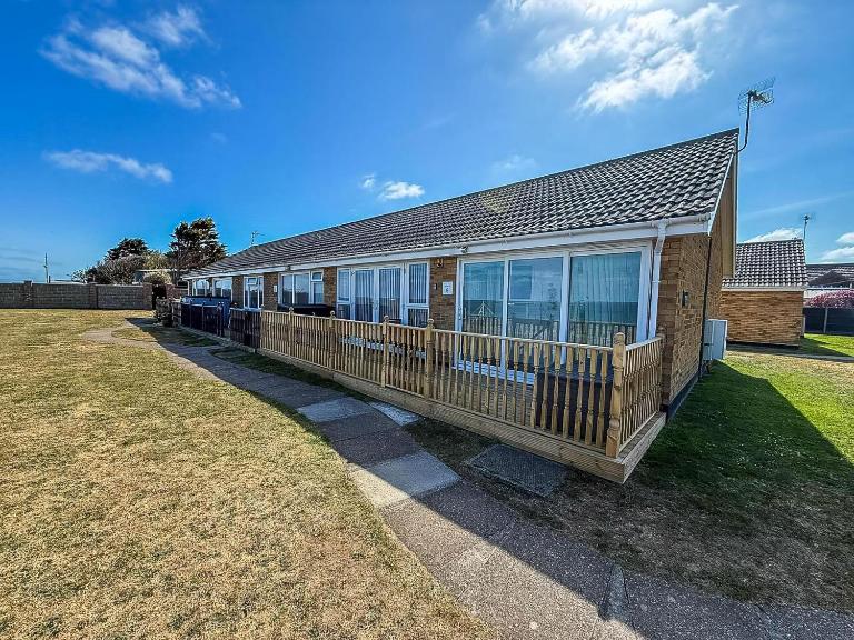 Lovely 5 Berth Bungalow At Waterside Village Park In Corton Ref 14006W - Chambres d'hôtes Lowestoft