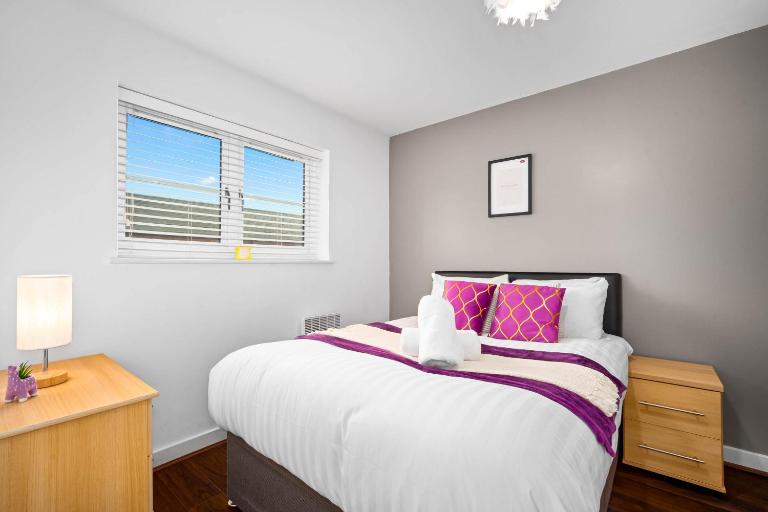 Mint drive 2 Beds With Secure Car Or Van Park w WiFi-Netflix No Deposit Required - Bed and Breakfast Birmingham