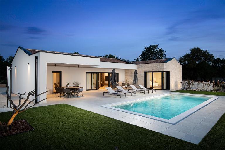 Premium Year-Round Poolside Villas - B&B Marčana