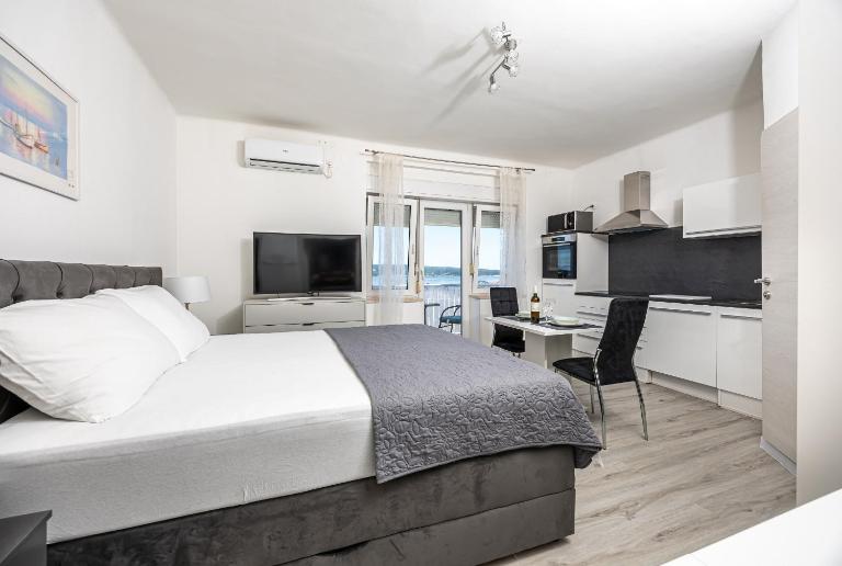 Studio Apartment Iva - B&B Cirquenizza