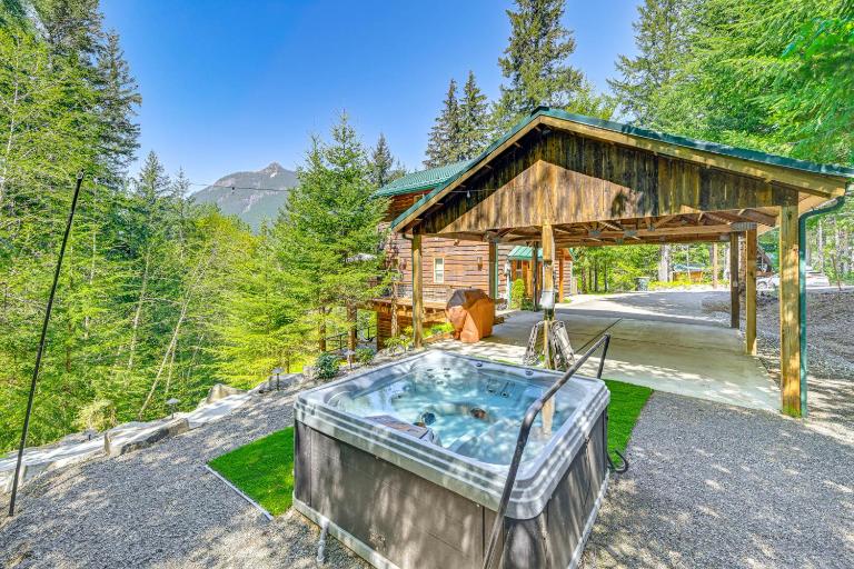 'Grizzly Tower' Packwood Cabin w/ Hot Tub! - B&B Packwood