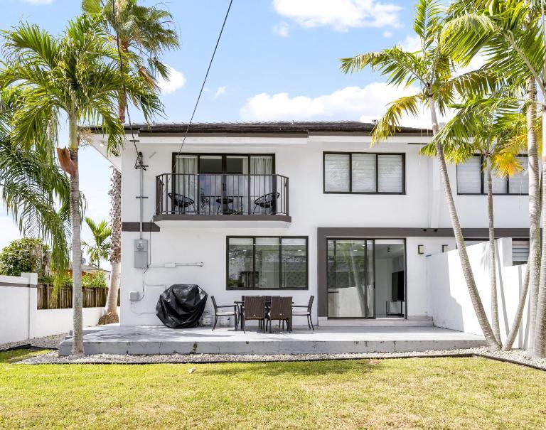 June Special! 4BR - Private Yard, Grill, Soaking Tub, Near Coral Gables & MIA Airport - B&B Tamiami