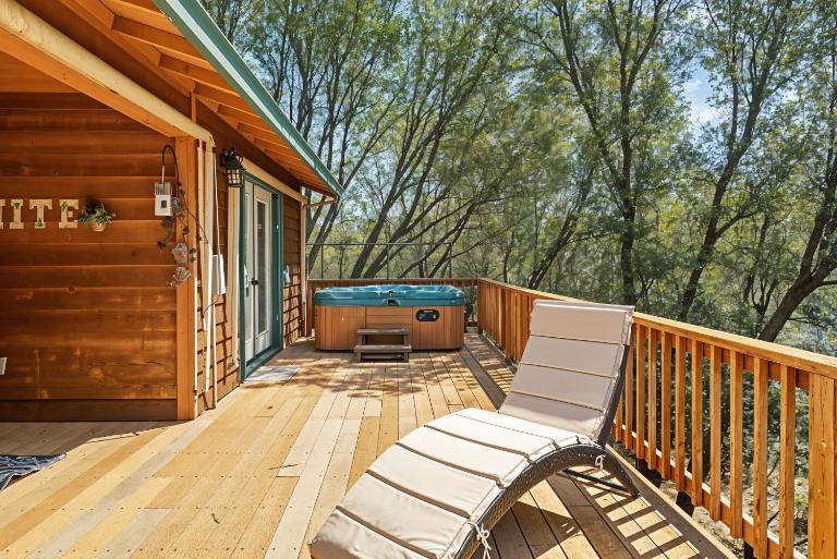The Nut House - Lovely Home with Hot Tub - Bed and Breakfast Groveland
